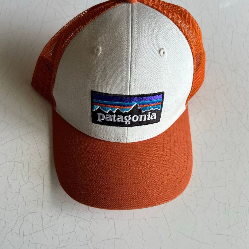 Patagonia P-6 Logo Trucker Hat in the White with Redtail Rust colorway